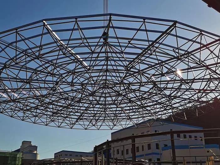 阜康螺栓球网架工程施工现场